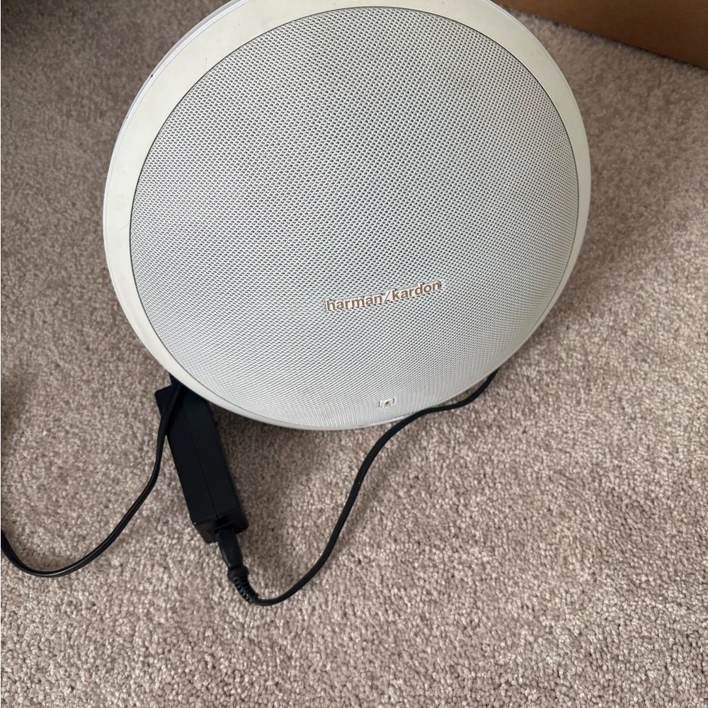 White Portable Speaker Harmon Kardon